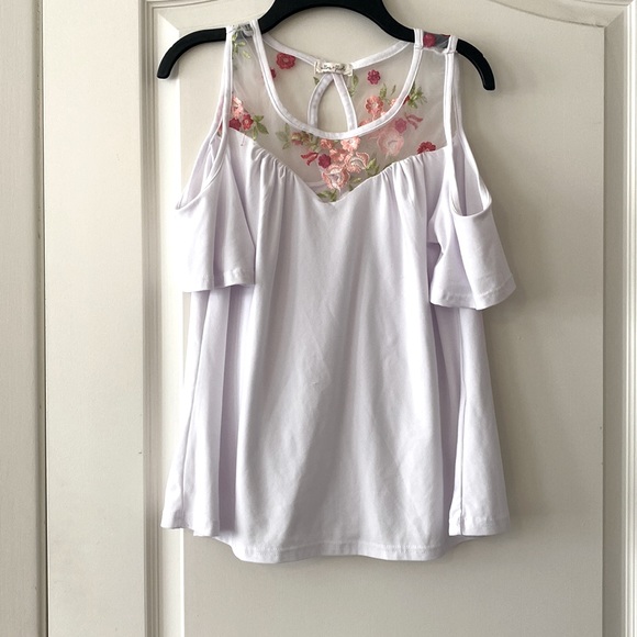 White floral blouse. - Picture 1 of 2